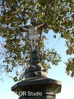 Kamenný kříž na cestě od hřbitova