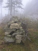 Stavba zídek pro chráněné živočichy na Lysé Hoře v Beskydech